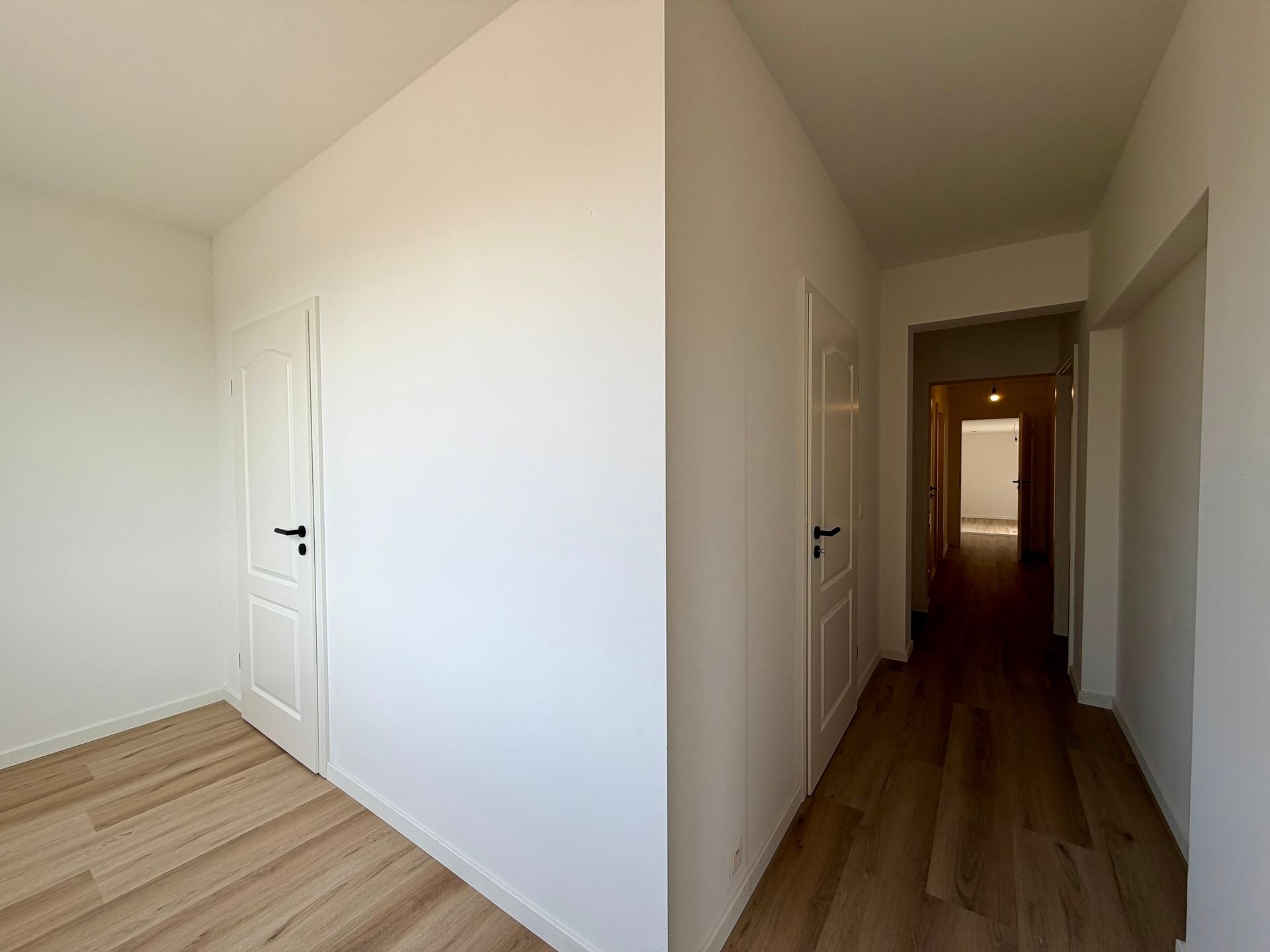 Volledig vernieuwd en instapklaar gelijkvloers appartement met 2 slaapkamers. - foto 4