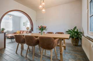 e prachtige halfopen woning combineert authenticiteit met modern comfort. Gelegen op een toplocatie, centraal en vlak bij winkels, scholen en...