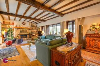 <p><span>Statige villa met 3 slaapkamers op een ruim perceel in Hever</span></p><p><span> </span></p><p><span>Ben je op zoek naar een ruime villa met tal van mogelijkheden dewelke centraal gelegen is tussen Mechelen en Leuven? Dan is dit precies wat je zoekt!</span></p><p><span> </span></p><p><span>Je betreedt de woning via een inkomhal die je meteen toegang geeft tot de riante woonkamer. Dankzij de royale oppervlakte richt je hier moeiteloos een gezellige leefruimte in én kan je een aparte bureauruimte creëren indien gewenst, ideaal voor thuiswerk.</span></p><p><span> </span></p><p><span>De keuken sluit aan op de eetkamer, waar je geniet van fijne momenten met familie en vrienden. Aansluitend vind je een grote veranda met een apart toilet. Dit is dé perfecte plek om in het tussenseizoen te ontspannen terwijl je geniet van het prachtige zicht op de tuin.</span></p><p><span> </span></p><p><span>Op de bovenverdieping beschik je over drie volwaardige slaapkamers, waarvan de master bedroom voorzien is met ingemaakte kasten. De twee badkamers zorgen voor extra comfort voor het hele gezin. Daarnaast is er nog een kleinere kamer die je perfect kan inrichten als bureau, dressing of extra bergruimte.</span></p><p><span> </span></p><p><span>Buiten word je verrast door een zeer grote, aangelegde tuin waar je in alle rust kan genieten. Verder is er nog een aparte garage en een praktische tuinberging aanwezig.</span></p><p><span> </span></p><p><span>Zie jij jezelf hier al thuiskomen? Contacteer ons vandaag nog en ontdek de mogelijkheden van deze ruime woning.</span></p><p><span> </span></p><p><span>015 20 36 00 - info@domoxim.be</span></p><p><span> </span></p><p><span>domoXim. Waar dromen thuis komen!</span></p><p><span> </span></p><p><span>Benieuwd naar de waarde van je </span><span>eigen</span><span> woning? Wij geven je graag advies.</span></p><p><span> </span></p><p><span>Dit pand is onderworpen aan de renovatieverplichting van de Vlaamse overheid voor residentiële gebouwen (behoudens bij sloop binnen 6 jaar na de aankoop). Consulteer voor meer informatie de website van het Vlaams Energie- en Klimaatagentschap via https://www.vlaanderen.be/een-huis-of-appartement-kopen/renovatieverplichting-voor-residentiele-gebouwen</span></p>