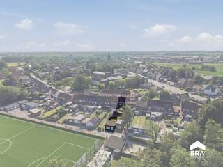 <p><strong>Vlamertinge – Ruime gezinswoning met 3 slaapkamers, dubbele garage en uitweg achteraan</strong></p><p>Op zoek naar een ruime woning met tal van mogelijkheden? Deze gezinswoning in Vlamertinge biedt een praktische indeling, veel bergruimte en een leuke tuin.</p><p><strong>Indeling gelijkvloers:</strong></p><ul><li>Inkomhal</li><li>Lichtrijke leefruimte</li><li>Keuken</li><li>Badkamer voorzien van een ligbad</li><li>Toilet</li><li>Wasplaats</li><li>Veranda met zicht op de tuin en overdekte ruimte.</li><li>Kelderverdieping aanwezig!</li></ul><p>Daarnaast beschikt de woning over een <strong>dubbele garage</strong> en een <strong>uitweg langs achter</strong>, wat zorgt voor extra comfort en een vlotte bereikbaarheid.</p><p><strong>Verdieping:</strong></p><ul><li>3 volwaardige slaapkamers</li><li>Zolder met extra opbergmogelijkheden of potentieel voor verdere inrichting</li></ul><p>Interesse? Neem gerust contact op voor meer informatie of een bezoek ter plaatse.</p>