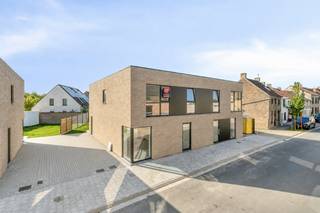 OPENDEURDAG ZATERDAG 23/05 10U TOT 12U30.Instapklare en energiezuinige halfopen gezinswoning te koop in de Dorpsstraat te Gistel (Snaaskerke),...
