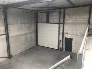 Recente opslagloods van 200m² gelegen op het industrieterrein 'Kleine Heide' in Meeuwen. Dit bedrijventerrein richt zich vooral op KMO's...