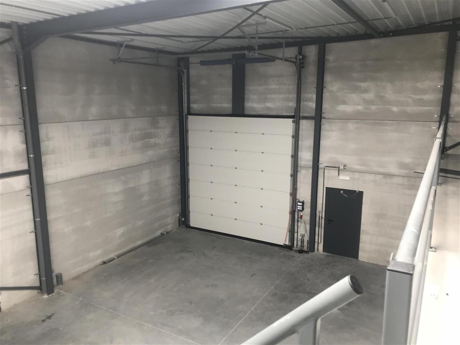 TE HUUR : OPSLAGPLAATS VAN 144M² MET VERDIEP VAN 60M² - foto 3