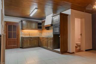 Op een zeer centrale ligging, op een boogscheut van het marktplein van Meerhout, bevindt zich deze woning met heel wat potentieel. Winkels, scholen, openbaar vervoer en andere dagelijkse voorzieningen liggen op wandel- en fietsafstand. Ook de verbinding naar de omliggende gemeenten en de E313 is vlot.<br /><br />We betreden de woning via de achterinkom, die meteen de nodige opbergruimte voorziet en aansluit op de keuken. Vanuit de keuken heeft u toegang tot de badkamer en de eetkamer. De badkamer is uitgerust met een lavabo, toilet en ligbad.<br /><br />Vooraan de woning bevindt zich een ruime woonkamer, aangevuld met een praktische tussenkamer die perfect kan worden ingericht als bureauruimte, leeshoek, hobbyruimte of extra zithoek. De woonkamer aan de straatzijde is voorzien van een inkomdeur en kan daardoor ook perfect verschillende invullingen krijgen en maakt het pand onder meer interessant voor wie wonen en een zelfstandige activiteit, praktijk… wil combineren.<br /><br />Op de eerste verdieping bevinden zich twee ruime slaapkamers. Via een toegangsluik bereikt u de zolder, die bijkomende bergruimte biedt. Daarnaast beschikt de woning eveneens over een kelder.<br /><br />Een belangrijke troef is dat reeds verschillende grote werken werden uitgevoerd: het dak, isolatie, de ramen en de buitendeuren werden recent vernieuwd. Hierdoor vormt de woning een interessante basis voor wie het interieur verder naar eigen smaak wil renoveren en afwerken.<br /><br />Naast de woning is bovendien ruime openbare parkeergelegenheid aanwezig.<br /><br /><strong>Troeven</strong>
<ul>
<li><span>Zeer centrale ligging </span></li>
<li><span>Recent vernieuwd dak, isolatie en buitenschrijnwerk</span></li>
<li><span>EPC label D – geen renovatieverplichting</span></li>
<li><span>Elektriciteit conform gekeurd</span></li>
<li><span>Ruime openbare parkeergelegenheid naast de woning</span></li>
</ul>
<br />Interesse? We nemen graag de tijd om je deze woning ter plaatse te laten ontdekken.<br />📞 014 84 83 69<br />✉️ info@sublimmo.be<br />