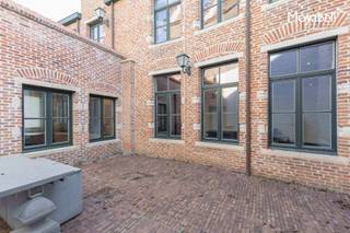 Dit exclusief herenhuis is gelegen in het Sint-Elisabeth Begijnhof, een van de beste woonplaatsen in Gent. Deze historische woning werd recent gerenoveerd met gebruik van hoogstaande materialen en met veel respect voor de authentieke elementen.Via de inkomhal krijgt men toegang tot een royale living van ca. 120 m2 met vloerverwarming, open haard en aparte bureau. De overal aanwezige grote glaspartijen en open ruimtes zorgen voor een spectaculaire lichtinval in deze luxueuze woning van 335 m2. De op maat gemaakte open "Miele" keuken met aansluitend terras, is het kloppend hart van het pand en de verzamelpunt van het gezin. Op de bovenste verdieping, toegankelijk via de authentieke trap, treft men de master bedroom en design badkamer van ca. 70 m2 groot. Het gezellig en ommuurd groot terras biedt de nodige privacy om te genieten in alle rust van de zonnige dagen in het gezelschap van vrienden en familie. Een unieke kans om te vertoeven in een luxueuze en moderne woning in het middeleeuwse centrum van Gent. EPC 237 kWh/m2 UC: 1061683. Gvg, Vkr, Wche, Gvv, Gdv