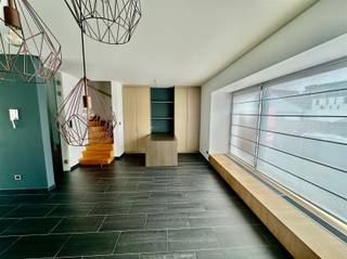 <p>Discover this light-filled ground floor apartment FOR RENT on a prime location in Oudenaarde.</p><p>With a large garage, comfortable living space and a pleasant piece of land on loan, you can enjoy the perfect combination of tranquility, nature and the proximity of the bustling city center.<br />This property enjoys on the ground floor an entrance hall, spacious garage and large storage room.<br />On the second floor you have a spacious, bright living room (fitted wardrobes!) followed by an open kitchen equipped with all comforts.<br />From the kitchen you can step out onto the terrace.<br />The house also includes a lower terrace with city garden + a piece of land next to the house on loan.<br />On the first floor you have a spacious double room and a second room. Furthermore, also the bathroom on this floor.</p><p>Curious about this property?<br />Request your visit via our website www.immodhondt.be </p>