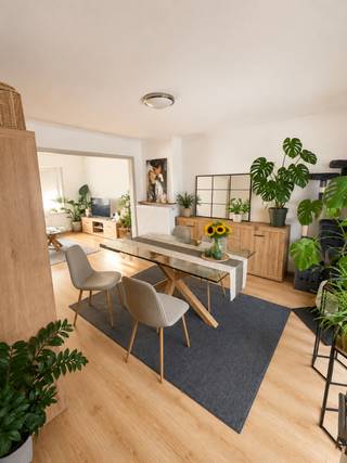 Deze instapklare half open woning in de Koningin Astridlaan te Harelbeke combineert verschillende toegangen, grote garage van 35m2 met uitgang en een rustige ligging met een uitstekende bereikbaarheid. Centrum, station, winkels en recreatiedomein De Gavers bevinden zich vlakbij. De woning beschikt over een gunstig EPC-label C, een nieuwe condensatieketel en een volledig vernieuwde en gekeurde elektrische installatie. Extra troeven zijn de tuin, garage, ruime toegang langs de woning én de tweede toegang via de achterzijde, wat bijkomende mogelijkheden biedt voor parking of extra garageruimte. Een instapklare woning met verrassend veel potentieel op een bijzonder praktische locatie.