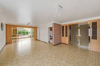 Op een ruim perceel van maar liefst 2385m² treffen we deze alleenstaande bungalow anno 1975 aan, gelegen op een steenworp van het centrum de...
