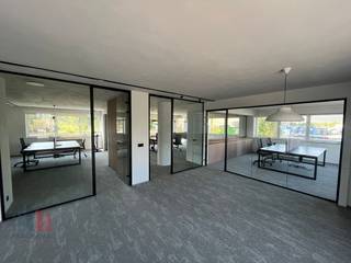 Fantastiquement situé, ce bureau de 1.056 m² prêt à être emménagé est à louer à Zwijnaarde, à seulement 5 minutes du R4, avec un accès facile...