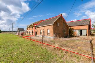 Op een prachtige locatie, volledig omringd door weilanden, vind je deze authentieke woning op een perceel van maar liefst 50 are. De woning is...