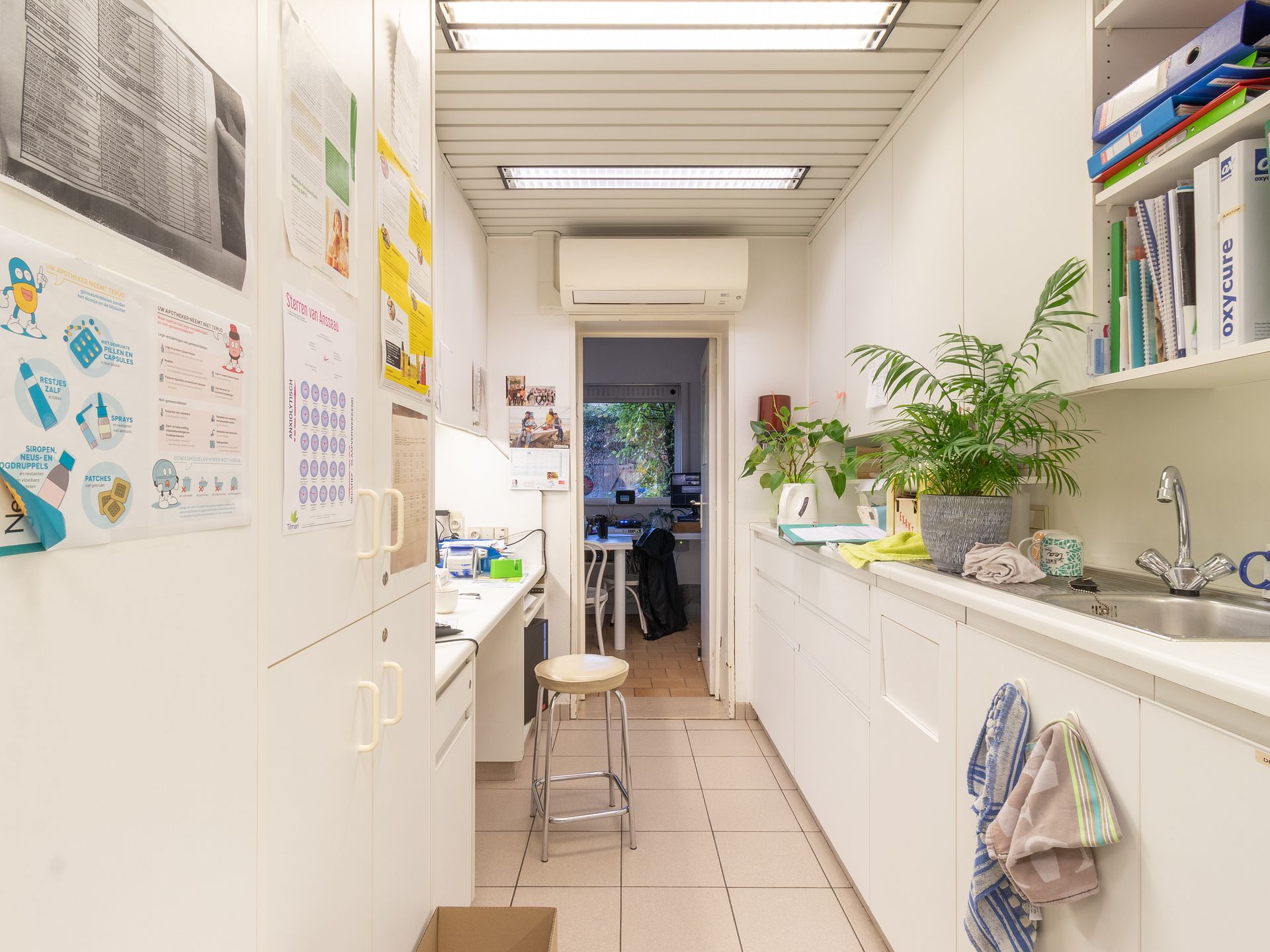 Handelszaak ingericht als apotheek op toplocatie - foto 4