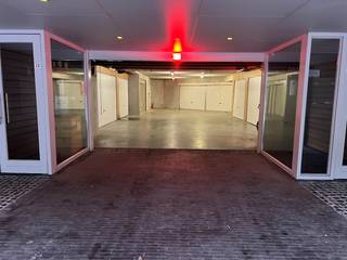 Garagebox met automatische poort gelegen op wandelafstand van de Kustlaan en het Driehoeksplein. Hoogte : 1m93 - Lengte : 5.45m Breedte tussen...