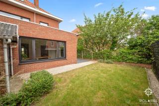 Deze charmante 3-gevelwoning is uitstekend gelegen in het gegeerde Heverlee, op een toplocatie vlak bij de Abdij van Park, Sportoase, het centrum van Leuven, scholen, winkels en belangrijke invalswegen.<br /><br />Bij het betreden van de woning komt u in de inkomhal, waar zich meteen een eerste, moderne badkamer bevindt, uitgerust met een ruime douche, toilet en lavabo – ideaal voor gasten of als praktische extra badkamer.<br /><br />Via een stijlvolle 'steellook' deur bereikt u de ruime leefruimte, die naadloos overgaat in de volledig geïnstalleerde keuken met aansluitende bijkeuken. De keuken biedt een aangenaam zicht op het gezellige tuintje – een heerlijke plek om tot rust te komen of te genieten van zonnige dagen.<br /><br />Op de tweede verdieping bevinden zich twee volwaardige slaapkamers, een derde (kinder- of bureau)kamer en een tweede badkamer. De volledige zolderverdieping werd ingericht als een indrukwekkende masterbedroom met een prachtig uitzicht over Leuven – een unieke troef van deze woning.<br /><br />De woning is volledig onderkelderd (gelijkvloers) en biedt uitzonderlijk veel extra ruimte. De kelderverdieping omvat een zeer ruime garage, een ketelruimte, een aparte bergruimte en een extra polyvalente kamer. Deze ruimte deed vroeger dienst als naaiwinkel en kan perfect worden ingericht als praktijkruimte, bureau, hobbyruimte, sportruimte of studeerplek voor studerende kinderen.<br /><br />Het voorbije jaar kreeg de volledige woning een stevige update, met een EPC B label hoeft u zich geen zorgen te maken over hoge verbruikskosten.<br />Met een totale oppervlakte van 242m² (volgens epc, verwarmde kelderverdieping inbegrepen) heb je aan ruimte geen gebrek.<br /><br />Kortom, een veelzijdige en ruime woning met tal van mogelijkheden op een absolute topligging.<br /><br />