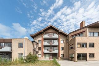 Zonnig appartement met uitstekende ligging in een residentiële buurt vlakbij de winkelstraat en op enkele passen van de duinen en het strand.<br />De flat beschikt over een gezellige en ruime woonkamer, een ingerichte keuken, een aparte slaapkamer en een comfortabele badkamer met douche, lavabo en toilet. Aangenaam zonneterrasje! Gemeenschappelijk fietslokaal. Mogelijkheid tot aankoop van een ruime garagebox onder de residentie.