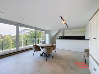 Ruim en luxueus duplex appartement gelegen op een toplocatie in Sint-Kruis. Dit moderne appartement beschikt over drie ruime terrassen, perfect om te genieten van de buitenlucht en het prachtige uitzicht. De zonovergoten leefruimte is voorzien van grote schuiframen en een open keuken.<br /><br />Het appartement beschikt over drie slaapkamers en twee badkamers, wat zorgt voor optimaal comfort en praktisch wonen. <br />Op het bovenste verdiep bevindt zich de master bedroom met aansluitend de badkamer en een ruim terras. De ruime kamers zijn ideaal voor gezinnen of voor wie behoefte heeft aan extra ruimte voor werk of ontspanning. De hoogwaardige afwerking en moderne voorzieningen maken dit appartement tot een echt pareltje.<br /><br />De uitstekende ligging garandeert rust en privacy, terwijl u toch dicht bij alle voorzieningen, winkels en openbaar vervoer bent. Dit duplex appartement combineert luxe, comfort en een ideale locatie.<br />Alsook is er een standplaats inbegrepen bij het appartement. <br /><br />€50 provisie A.O.