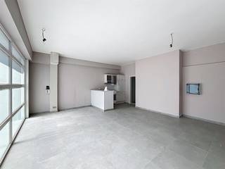 <h2><span>Ben jij op zoek naar een ruim </span><span>gelijkvloersappartement </span><span>op een </span><span>toplocatie </span><span>in Roeselare, vlakbij het bruisende centrum? </span></h2><h2><span>Dit appartement biedt veel potentieel;</span></h2><h2><span> </span></h2><h2><span>Het appartement is momenteel opgedeeld in twee (woon)gedeeltes, wat het mogelijk maakt om te wonen en werken te combineren, of om verschillende generaties samen te laten wonen. </span></h2><h2><span>Er zijn twee ruime woon- en slaapgedeeltes die garant staan voor privacy en comfort.</span></h2><h2><span>In beide gedeeltes van het appartement is een lichtrijke leefruimte, open keuken, badkamer en in totaal 3 toiletten.</span></h2><h2><span>Ook is er een handige wasruimte/berging.</span></h2><h2><span> </span></h2><h2><span>Extra's/comfort: </span></h2><h2><span>-  Rolluiken voorzien.</span></h2><h2><span>- 1 ruime garage. </span></h2><h2><span>- Centrale ligging: dit appartement ligt in het centrum van Roeselare met winkels, restaurants, scholen, en openbaar vervoer binnen handbereik</span></h2><p><span> </span></p><p><span> </span></p>