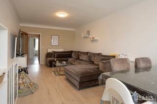 Inkomhal; apart toilet; leefruimte; keuken met aansluitende berging; badkamer met ligbad; 2 slaapkamers, waarvan de kleinste toegang verleent naar het achterliggend terras.<br /><br />Geschikt voor maximaal 4 personen.<br />Gemeenschappelijke kosten: 10 EUR voor de minuterie. De nutsvoorzieningen zijn privatief.<br />Beschikbaar op 01/01/2027.<br /><br />Huurwaarborg bedraagt 3 maanden huur.<br />Plaatsbeschrijving door extern bedrijf met gedeelde kosten.<br /><br />Een bezoek ter plaatse kunt u enkel online reserveren op www.hansvastgoed.com.<br />Voor meer informatie, bezoek onze website www.hansvastgoed.com of neem contact op met info@hansvastgoed.com of +32 3 366 05 30.