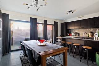 Recente woning aan het kerkplein in hartje 's Gravenwezel. Inkomhal met gastentoilet, woonkamer aan open keuken met berging, toegang naar terras...