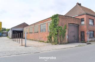 Dit magazijn is ingedeeld in verschillende units. Ideaal voor kleine ondernemers. Ook mogelijkheid tot het parkeren van caravans...-...