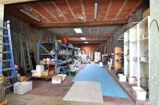 Praktisch gelegen zowel nabij grote invalswegen als winkels, scholen, bibliotheek, apotheek, treinstation, stadscentrum, provinciedomein de Gavers.<br /><br />Opslagruimte van 144 m² (6m x 24m) uitgerust met een elektrische sectionaalpoort (2m67 doorrijhoogte) en voorzien van een dubbele oprit.<br />Perfect voor zelfstandigen, hobbyisten of wie nood heeft aan extra bergruimte.<br />sfeervideo: https://youtube.com/shorts/7nf-fiBte9Q?feature=share<br /><br />Het appartement, verhuurd aan 800 EUR/maand, is recent vernieuwd, telt 2 slaapkamers en is voorzien van kwalitatieve materialen en kasten op maat.<br /><br />Eerste verdieping: Aparte inkomhal met gastentoilet, lichtrijke leefruimte met open keuken, gezellige veranda, praktische berging met aansluiting voor de wasmachine.<br /><br />Tweede verdieping: Twee slaapkamers, beide voorzien van ingebouwde kasten. De moderne badkamer beschikt over een stijlvolle inloopdouche (mortex-afwerking), lavabomeubel en een tweede toilet.<br /><br />Last but not least; een opvallend ruime zolder die voldoende bergruimte garandeert.<br /><br />Appartement en garage hebben een eigen huisnummer en worden apart verhuurd. Totale huuropbrengst van 1150 EUR/maand.<br /><br />Een zeldzaam aanbod in de regio!<br /><br />Onze ref. DEV5219