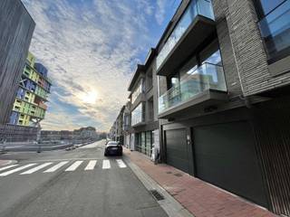 Nabij de markt: goed toegankelijke garagebox met automatische poort, afmetingen 5,75m x 3,20m.