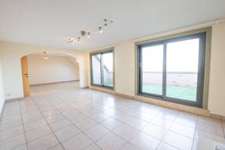 Pal in het centrum, recht tegenover de basisschool, bevindt zich dit ruime appartement (144m²) op de 3e en 4e verdieping van deze stijlvolle residentie.<br /><br />Het gebouw beschikt over een nagelnieuw, supergeïsoleerd dak. Het schrijnwerk van dit lichtrijke appartement werd vervangen, door duurzame ALU-profielen met super isolerend dubbel glas. <br /><br />Indeling: Op de benedenverdieping van het appartement bevindt zich een gastentoilet, leefruimte, praktische keuken, berging, wasplaats en een slaapkamer/bureau. Vanuit de leefruimte is er toegang tot het ruime terras (20m²) met west-oriëntatie. <br />Boven zijn er nog 2 ruime slaapkamers en badkamer met toilet.<br /><br />Zeer ruime gemetste garagebox aan de achterzijde van het gebouw, (in de Oude Weg) vraagprijs: 25.000 euro (niet inbegrepen). Er is ook een privatieve berging op het gelijkvloers. <br /><br />Het appartement staat instapklaar en werd perfect onderhouden en is ideaal voor mensen die centraal en ruim willen wonen, nabij school, opvang, winkels, horeca en een bushalte. E17 en station van Waregem bevinden zich op minder dan 10 minuten rijden.<br /><br />Voor een bezoekje, contacteer sylvie@immoroba.be of graag een seintje op 09/388.53.53.