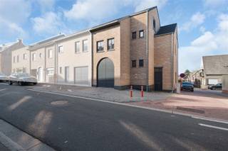 <p>LAATSTE NOG BESCHIKBARE WONING!<br /><br />Deze halfopen wind- en waterdichte nieuwbouwwoning biedt u de unieke kans om uw toekomstige thuis volledig naar eigen stijl en smaak af te werken. Gelegen op een centrale en vlot bereikbare locatie in Mere, combineert deze woning een rustige woonomgeving met alle voorzieningen in de nabijheid.</p><p>De woning beschikt over een ruime inpandige garage, ideaal voor wagen, fietsen of extra bergruimte. Daarnaast is er een zolderruimte bereikbaar via een vaste trap, die nog volledig kan worden ingericht. Dit biedt de mogelijkheid tot het creëren van extra kamers, hobbyruimte of bureau, volledig volgens uw wensen.</p><p>Twee aankoopmogelijkheden:</p><p>Aankoop in huidige casco staat<br />Perfect voor wie zelf wil instaan voor de verdere afwerking en volledige vrijheid wenst in materiaalkeuze en indeling.</p><p>Aankoop afgewerkt – meerprijs €80.000<br />De woning kan, mits een bijkomende kost van €80.000, volledig worden naar een kwaliteitsvolle standaard inclusief:</p><p>Verwarming<br />Elektriciteit<br />Sanitaire toe- en afvoerleidingen<br />Vloerisolatie<br />Chapewerken<br />Pleisterwerken</p><p>Bij akkoord over de prijs kan de afwerking op korte termijn gebeuren, zodat u zonder zorgen snel kan intrekken.</p><p>Bijkomend voordeel:<br />Aankoop én verdere afwerking kunnen gebeuren aan het verlaagde btw-tarief van 6%, dankzij het stelsel voor sloop en heropbouw (onder voorwaarden). Dit zorgt voor een aanzienlijk financieel voordeel voor de koper.</p><p><br /> </p>