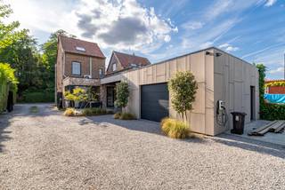 Wil je wonen en werken combineren? Een eigenlijk atelier of praktijkruimte thuis? Nood aan een extra ruimte voor een uit de handgelopen hobby? Deze prachtige woning biedt alvast heel wat mogelijkheden!<br /><br />De belangrijkste troeven op een rij:<br />- Praktische locatie vlakbij invalswegen en snelwegen, doch rustig<br />- Gunstig EPC - LABEL B - 126 kWh/(m² jaar)<br />- Zonnepanelen + thuisbatterij + volledig domoticasysteem<br />- Bijgebouw van +- 55 m² met tal van mogelijkheden<br />- Prachtige tuin<br /><br />De inkomhal met apart gasten toilet biedt toegang tot de lichtrijke en ruime woonkamer. Aansluitend bevindt zich de open keuken dewelke voorzien is van alle nodige toestellen en zicht op de achterliggende tuin. Bovendien is er een praktische wasruimte en kelder. <br /><br />Op de eerste verdieping is er een volledig uitgerust badkamer voorzien van inkoopdouche, wastafelmeubel en tweede toilet. Daarnaast vind je er de master bedroom met ensuite een ruime dressing. De zolderverdieping werd omgetoverd tot een tweede ruime slaapkamer en een extra ruimte die momenteel dienst doet als bureauruimte.<br /><br />Achteraan de woning bevindt zich een bijgebouw. Momenteel wordt dit gebouw gebruikt als atelier. Er zijn echter tal van functies mogelijk waaronder een eigen praktijkruimte, een ruimte voor een hobby of een grote garage.<br /><br />De woning beschikt over een grote, mooi aangelegde tuin waar je heerlijk kan genieten van de zon.<br /><br />Benieuwd? plan snel jow bezoek in bij deze woning.<br /><br />YP/26101/TK