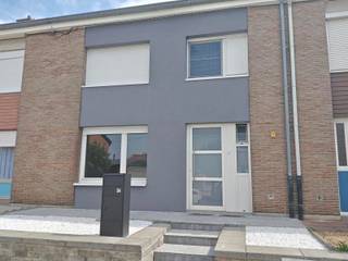 Pas gerenoveerde gezinswoning met ruim terras en berging te huur in Wezemaal!<br /><br />Bent u op zoek naar een verzorgde, instapklare woning op een gunstige locatie? Dan is deze recent gerenoveerde gezinswoning in Wezemaal zeker een bezoek waard...<br /><br />Via de inkomhal betreedt u de lichtrijke leefruimte, die naadloos aansluit op de ruime, volledig ingerichte moderne keuken. Vanuit de keuken heeft u rechtstreeks toegang tot het ruime terras, gedeeltelijk open en gedeeltelijk overdekt, waar u het hele jaar door in alle rust kunt genieten. Op het gelijkvloers bevindt zich bovendien een praktische berging en een handige ingebouwde kast in de inkomhal. In de inkomhal bevindt zich een toilet en een koele kelder.<br /><br />Op de eerste verdieping vindt u 2 volwaardige slaapkamers en een bureau als ook een verzorgde badkamer, uitgerust met alle nodige comfort (lavabo en douche).<br /><br />Ruim terras, bereikbaar via de overdekte berging achteraan. Via de achterdeur heb je langs twee zijden directe toegang tot de achterliggende straat, een grote troef voor het veilig en gemakkelijk stallen van fietsen.<br /><br />Met een EPC-label C biedt deze woning een goede energieprestatie en lagere energiekosten (verwarming op aardgas, nieuwe condensatieketel). De ramen zijn voorzien van vliegenramen. <br /><br />De gunstige ligging, op korte afstand van het station van Wezemaal, zorgt voor een vlotte verbinding en vormt een extra troef.<br /><br />De woning is beschikbaar in onderling overleg en wordt verhuurd voor € 1.350 per maand.<br /><br />Interesse? Neem vandaag nog contact met ons op voor meer informatie of om een bezoek in te plannen.