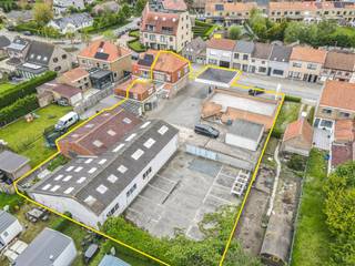 Gelegen aan de belangrijkste invalsweg van De Haan aan Zee, biedt dit terrein een unieke kans voor projectontwikkeling en/of retail.• Adres: Nieuwe...