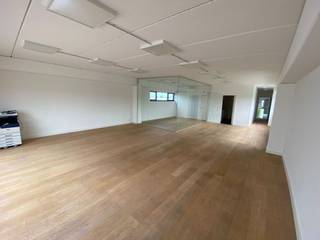 - KANTOOR/SHOWROOM<br />- MAGZIJN/OPSLAGPLAATS<br />- STRATEGISCHE LIGGING<br />- ONMIDDELIJK BESCHIKBAAR<br />- PARKEERPLAATSEN BESCHIKBAAR