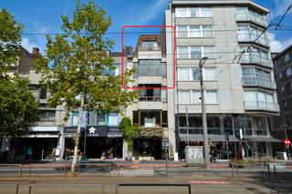 Recent gerenoveerd duplex appartement met 2 slaapkamers en 3 terrassen, op de derde en vierde verdieping van een kleinschalig gebouw (lift aanwezig), gelegen te centrum Mortsel met winkels, scholen en openbaar vervoer op wandelafstand! Het appartement bestaat uit: zonnige leefruimte op parket; volledig ingerichte en open keuken voorzien van keramische kookplaat, dampkap, vaatwasser, combi-oven en koelkast; apart toilet met handenwasser; slaapkamer met lavabo en riant terras (ca. 5m x 3m). Op de bovenste verdieping: nachthal met extra berging en toegang tot extra dakterras van ca. 12 m², hoofdslaapkamer met balkon, vernieuwde badkamer met ligbad met douchecombinatie, lavabomeubel, toilet en aansluiting voor wasmachine. Voorts beschikt het appartement nog over een extra zolderberging. Individuele centrale verwarming op aardgas. Elektrische installatie is reeds conform! Beschikbaar bij akte. EPC: 188 kWh/m².