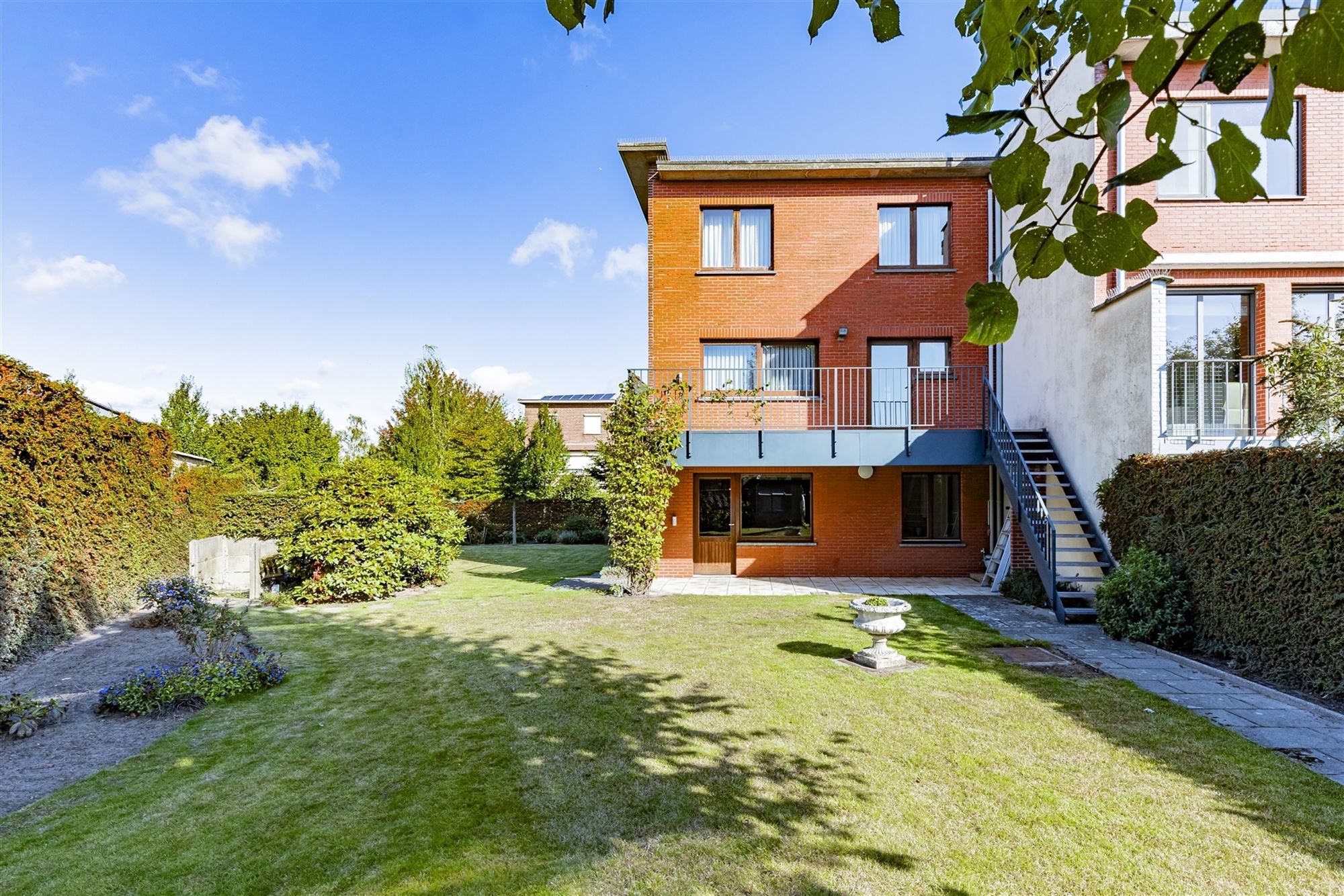 Ruime bel-étagewoning met 5 slk op 569 m² in rustige wijk te Aartselaar - foto 1