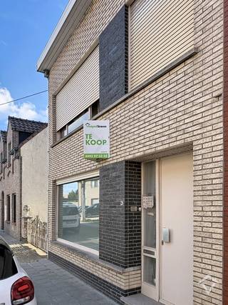Deze woning is gelegen op een grondoppervlakte van 735 m² en bestaat uit: inkomhal - living - keuken - berging - wasplaats - toilet - badkamer - nachthal - 3 slaapkamers - zolder - ruime oprit - 2 garages - terras - grote tuin. <br /><br />Troeven van deze woning:<br />- ruime oprit met plaats voor meerdere wagens<br />- rustig gelegen in centrum Eernegem<br />- woning met mogelijkheden