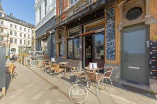 Achter een karaktervolle gevel bevindt zich dit charmante boekencafé, een opportuniteit voor investeerders. Het beschikt over een gezellig en zonnig terras en wordt al 10 jaar verhuurd aan een betrouwbare huurder. Dat vertaalt zich in een stabiel rendement met een maandelijkse huuropbrengst van €1.260,52.<br /><br />Ook de locatie is een troef. Gelegen aan de Bolivarplaats geniet het pand van een mooie passage. Dankzij deze ligging op de grens tussen ’t Zuid en Nieuw-Zuid spreekt dit café een ruim en divers cliënteel aan. Bovendien is het vlot bereikbaar: met de wagen via de Ring en met het openbaar vervoer dankzij de tramhalte voor de deur en station Antwerpen-Zuid. <br /><br />Interesse? Contacteer ons vandaag nog voor meer informatie!<br /><br /><br /><strong>INDELING</strong><br /><br />Café (90,9 m²): met toog, keukentje en koelcel.<br />Toiletten (12,5 m²) op het tussenverdiep: met 2 toiletten en 2 urinoirs.<br />Ruime kelder (40,6 m²).<br /><br /><strong>EXTRA</strong><br /><br />EPC: C.<br />Overal dubbel glas.<br />Gemeenschappelijke kosten: ongeveer 50 euro/maand.<br />Vastgesteld bouwkundig erfgoed.<br /><br />(woongebied, vergunning, geen verkavelingsvergunning, geen voorkooprecht, geen rechterlijke herstelmaatregel)<br /> 