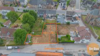 HILLEGEM – Zuidgerichte bouwgrond, halfopen bebouwing, met centrale ligging.Deze bouwgrond treft u in een landelijk kader, doch met een uitermate...