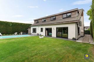 Welkom in deze indrukwekkende villa met 5 slaapkamers en 2 badkamers in Aartselaar waar comfort en elegantie perfect samenkomen. Deze prachtige...