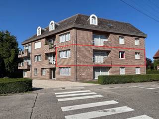 <p><span>Dit prachtige, ruime en lichte appartement met 3 slaapkamers (direct beschikbaar) ligt bij de ingang van Edingen, vlak bij het treinstation, belangrijke uitvalswegen, het beroemde Park van Edingen en alle voorzieningen. Het bevindt zich op de eerste verdieping van een modern gebouw met traditionele bouwstructuur en is bereikbaar via een gloednieuwe lift. Een uniek kenmerk is dat het appartement ramen heeft die op alle vier de windstreken uitkijken! De woning is volledig betegeld en beschikt over een inkomhal van 8 m² met garderobehoek en gastentoilet. Deze leidt naar een grote, lichte woonkamer van 42 m², een volledig uitgeruste keuken van 11 m² (die dankzij een brede opening een open karakter heeft) en een zeer praktische bijkeuken/stookruimte en voorraadkast van 5 m². Ook is er een aangenaam balkon. Een nachthal van 5 m² geeft toegang tot drie ruime slaapkamers (14 m², 14 m² en 11 m²) en een badkamer van 8 m² met douchecabine (met massagestralen) en toilet. EPB: B! Veiligheidsdeur. Vaillant-condensatieketel. Kelder. Optionele ondergrondse parkeerplaats beschikbaar. Bieden vanaf 265.000. Voor informatie en bezichtigingen: bel 02/355.50.55.</span></p>