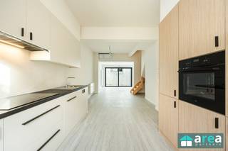 <p><span>Bent u op zoek naar een </span><span>volledig gerenoveerde, energiezuinige en instapklare gezinswoning</span><span>? Dan is deze woning aan de </span><span>Aartselaarstraat 237 te Hoboken</span><span> zeker een bezoek waard!</span></p><p><span>De woning werd totaal gerenoveerd en combineert een moderne afwerking met een uitstekende energieprestatie. Met een bewoonbare oppervlakte van ca. </span><span>131 m²</span><span>, 3 slaapkamers en een aangename koer biedt deze woning alle comfort voor een gezin.</span></p><p><span>Grootste troeven:</span></p><ul><li><span>Volledig gerenoveerd & instapklaar</span></li><li><span>EPC A</span></li><li><span>3 slaapkamers</span></li><li><span>Bewoonbare oppervlakte ca. 131 m²</span></li><li><span>Elektriciteit conform</span></li><li><span>Zonnepanelen</span></li><li><span>Hoogrendementsglas</span></li><li><span>Volledig geïnstalleerde keuken met </span><span>AEG-toestellen</span></li><li><span>Aangename koer</span></li></ul><p><span>Indeling:</span></p><p><span>Gelijkvloers:</span><span> Via de inkomhal, voorzien van een afzonderlijk toilet, betreedt u de woning. Vervolgens komt u terecht in de volledig geïnstalleerde keuken met AEG-toestellen, die mooi aansluit op de eetruimte en living. Vanuit de living heeft u rechtstreeks toegang tot de koer.</span></p><p><span>1ste verdieping:</span><span> Hier bevinden zich </span><span>1 ruime slaapkamer</span><span> en de badkamer.</span></p><p><span>2de verdieping:</span><span> Op de bovenste verdieping bevinden zich nog </span><span>2 volwaardige slaapkamers</span><span>.</span></p><p><span>Dankzij de totaalrenovatie, het </span><span>EPC-label A</span><span>, de zonnepanelen en het hoogrendementsglas geniet u van een energiezuinige woning die volledig klaar is voor haar nieuwe bewoners.</span></p><p><span>Voor meer informatie kan u terecht bij </span><span>Area Partners: <span>INFO@area.be</span></span><span> of 03/284.60.60</span><span>.</span></p>