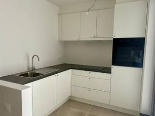<p><span>Nieuwbouwappartement met 1 slaapkamer en parkeerplaats</span></p><p><span> </span></p><p><span>Vlakbij het centrum van Sint-Antonius vind je dit nieuwbouwproject. Alle faciliteiten vlakbij en openbaar vervoer aan het einde van de straat.</span></p><p><span> </span></p><p><span>+ E-peil 20</span></p><p><span>+ Eigen parkeerplaats + fietsenstalplaats </span></p><p><span>+ Zonnig terras</span></p><p><span> </span></p><p><span>Je bereikt het appartement op de eerste verdieping met de lift of trap. De inkomhal brengt je naar de leefruimte met open keuken en zonnig terras met zuid-westoriëntatie. Er is 1 slaapkamer en badkamer met inloopdouche en lavabo. Het toilet is apart. Extra berging voor wasmachine. </span></p><p><span>Op -1 is een parkeerplaats en fietsenstalplaats voorzien. </span></p><p><span> </span></p><p><span>Huurprijs: €850/maand</span></p><p><span>Gemeenschappelijke kosten: €80/maand</span></p><p><span>Nutsvoorzieningen apart. </span></p><p><span>Beschikbaar vanaf oktober 2026</span></p><p><span> </span></p><p><span>Interesse? </span></p><p><span>Gelieve het formulier onderaan de advertentie op onze website <span>https://www.sinjoor.be</span></span><span> in te vullen, vervolgens contacteren wij jou om een afspraak te maken.</span></p><p><span> </span></p><p><span> </span></p>