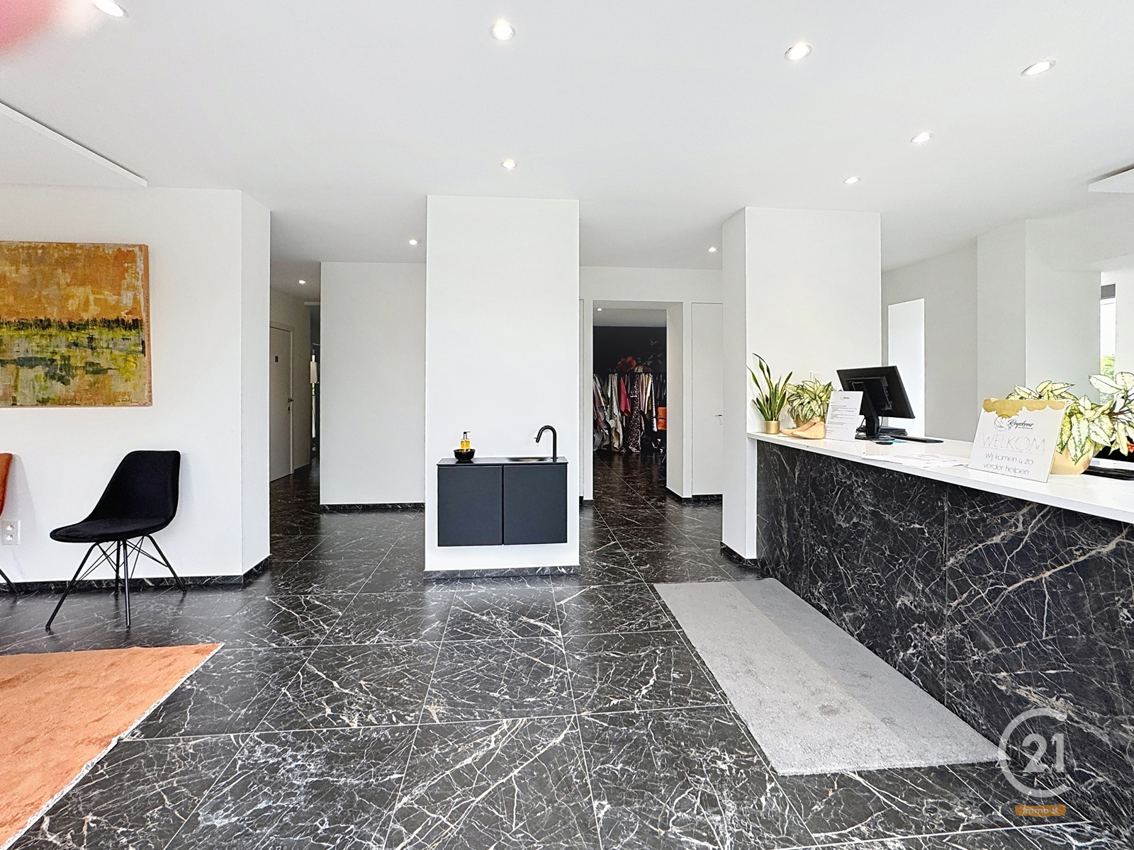 Volledig gerenoveerd handelshuis met woonst op toplocatie! - foto 3