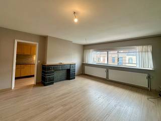 Immo Leolux stelt dit centraal gelegen appartement te huur in Asse.Bij het binnenkomen wordt u verwelkomd in een aangename inkomhal die uitkomt op...