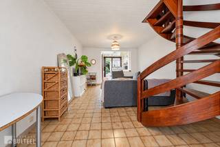 Deze te renoveren woning, gelegen in de Oude Molenstraat 133 te Sint-Niklaas, biedt een interessante opportuniteit voor zowel eigen bewoning als investering. Bij het betreden van de woning komt u in de inkomhal, die toegang geeft tot de leefruimte. De living sluit aan op de open keuken, wat zorgt voor een praktische en aangename indeling van het gelijkvloers. Verder bevindt zich hier een badkamer, uitgerust met een douche en toilet. Achteraan de woning vindt u een koer met aansluitende buitenberging, ideaal als extra opslagruimte. Op de eerste verdieping bevinden zich twee slaapkamers. Via een vaste trap bereikt u de zolderkamer, die bijkomende mogelijkheden biedt en perfect kan dienen als derde slaapkamer. De woning beschikt over ramen met dubbele beglazing en er geldt geen renovatieverplichting, wat een extra troef vormt voor toekomstige eigenaars. Enkele foto's werden met behulp van AI digitaal opgeruimd. Momenteel is de woning verhuurd, waardoor ze ook interessant kan zijn voor investeerders die op zoek zijn naar een opbrengsteigendom.