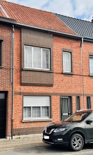 <p>Centraal gelegen woning met tuin en tuinberging in het hart van Vrasene. De tuin is bovendien bereikbaar via een achterliggende doorgang, wat zorgt voor een praktische toegang van straat tot tuin.</p><p>Op het gelijkvloers bevindt zich een leuke leefruimte met aansluitende keuken. Op de eerste verdieping zijn er twee slaapkamers aanwezig. Via een vaste trap bereikt u de zolder, waar de mogelijkheid bestaat om een derde slaapkamer of extra ruimte te creëren.</p><p>De woning dient gerenoveerd te worden, maar biedt heel wat potentieel voor wie op zoek is naar een woning die volledig naar eigen smaak kan worden ingericht.</p><p>Gelegen op een centrale locatie, vlakbij winkels, scholen en openbaar vervoer.</p>
