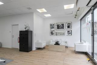 Commercieel gelijkvloers met uitstekende visibiliteit op de Bredabaan in MerksemOp zoek naar een strategisch gelegen handelsgelijkvloers met maximale...