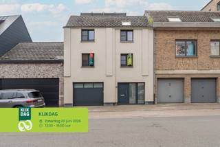 Ben jij op zoek naar een betaalbare en centraal gelegen woning met een goede EPC-score in Oudenaarde? Gevonden!<br /><br />De praktische garage, de uitstekende ligging op een boogscheut van winkels, scholen en openbaar vervoer, en de lichtrijke ruimtes zijn maar enkele van de vele troeven die we hier terugvinden.<br /><br />INDELING:<br /><br />GLV:<br />Je kan de woning betreden via de inkomhal of rechtstreeks via de garage, wat zorgt voor extra comfort en gebruiksgemak.<br /><br />1eV:<br />Op het eerste verdiep bevindt zich het leefgedeelte. Hier vinden we een open leefruimte met keuken, een praktische wasplaats en een gastentoilet.<br /><br />2eV:<br />Op het tweede verdiep kom je boven in een ruime nachthal die perfect kan dienen als bureau of hobbyruimte. Verder bevinden zich hier twee slaapkamers en een badkamer.<br /><br />Ben jij op zoek naar een betaalbare woning met garage en een centrale ligging in Oudenaarde? Aarzel dan zeker niet en plan vandaag nog je bezoek in!