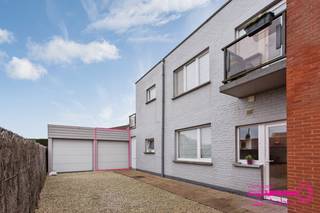 * Appartement op de eerste verdieping met ruime garage, terras en tuin in het centrum van Meulebeke<br />* Appartement : inkomhal - living - keuken - 2 slaapkamers - badkamer - terras<br />* Geen lift aanwezig<br />* Centrale verwarming op aardgas<br />* Garage met automatische sectionaal poort <br />* EPC 576 kWh/m²jaar (UC 2071750) LABEL F (intussen is het dak geïsoleerd + recente verwarmingsketel)<br />*Huisdieren NIET toegelaten<br />* 700 €/maand (inclusief syndic)<br />* Beschikbaar vanaf 1 oktober 2026