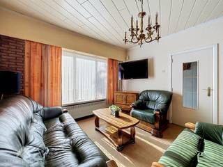 <p>Deze halfopen woning met veel mogelijkheden om er volledig een eigen thuis van te maken. De woning beschikt over een inkomhal, een leefruimte met zit- en eethoek, een keuken met toegang tot de droge kelder en het terras met apart toilet en een badkamer met douche en lavabo.<br /><br />Op de eerste verdieping bevinden zich 3 slaapkamers. De vaste trap leidt verder naar de ruime zolder, die dankzij de beschikbare oppervlakte heel wat potentieel biedt voor extra kamers, een hobbyruimte of bureauruimte.<br /><br />Buiten geniet de woning van een aangename tuin met zicht op wandel-en natuurgebied en een ruime tuinberging. Daarnaast beschikt het pand over een garage en een ruime oprit met plaats voor maar liefst 3 wagens. Een woning met een sterke basis, veel potentieel en tal van mogelijkheden, ideaal voor wie op zoek is naar een pand dat volledig naar eigen smaak en wensen kan worden ingericht.</p>
<br />Extra troeven<br /><br />
<ul>
<li>veel potentieel</li>
<li>aangename en rustige ligging</li>
<li>regenwaterput</li>
<li>rolluiken</li>
</ul>
<br />Deze woning is te koop ZONDER makelaar via het concept van Smart Houses. Wenst u verdere inlichtingen of een bezoek? Contacteer rechtstreeks de eigenaar via 0485/34.50.44