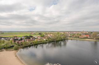 Ontdek deze aantrekkelijke studio, gelegen op de 9de verdieping van de residentie Laguna Beach in Duinbergen, Knokke-Heist. Geniet van een mooi uitzicht op het meer vanuit uw woonkamer met terras. Deze studio biedt een open ingerichte keuken, een badkamer en een apart toilet, allemaal met een functionele en praktische afwerking.<br /><br />Faciliteiten:<br /><br />🏊 Overdekt privézwembad & kinderbad<br />🏖 Privé strandje aan het meer van Heist<br />🎾 Outdoor sportterreinen (volleybal, basket, petanque)<br />🏓 Indoor tafeltennisruimte<br />🚴 Directe toegang tot prachtige fietsroutes<br />🛶 Niet-gemotoriseerde watersport & vissen mogelijk<br />🅿️ Gratis parking op achterzijde gebouw voor bewoners<br />🅿️ Mogelijkheid tot aankoop van een privé autostandplaats in de ondergrondse parking van het gebouw: € 45.000,- <br /><br />Comfort en Veiligheid:<br />De residentie biedt het gemak van een huisbewaarder en een syndicus ter plaatse, zodat u altijd gerust kunt zijn.<br /><br />Unieke Ligging:<br /><br />🔹 Kant meer: Geniet van een mooi uitzicht op het meer van Heist (richting Heist-Zeebrugge)<br />🔹 Kant polders: Grenzend aan een toekomstige golfsite (richting Duinbergen-Knokke)<br />Mis deze kans niet en plan vandaag nog een bezoek om uw toekomstige woning te ontdekken! 📩