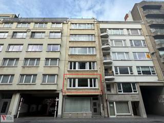 Prachtig afgewerkt appartement met twee slaapkamers gelegen op de eerste verdieping met lift in een kleinschalige en gezellige residentie...